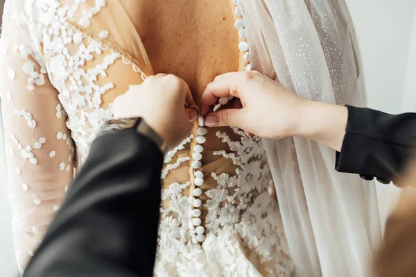 Die Braut Zieht Ein Weißes Brautkleid Aus Spitze Mutter Und — Stockfoto