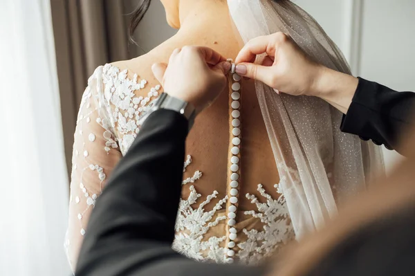 Bride Puts White Lace Wedding Dress Mom Girlfriend Bride Help — Stock Photo, Image