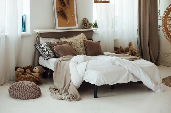 Comfortabel Bed Met Warm Gebreide Ruitjes Stijlvol Interieur — Stockfoto