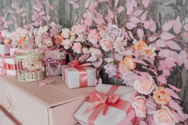 Çizgili kağıda sarılmış ve ipek kurdele ve kalp şeklinde tebrik kartı ile bağlanmış bir kutuda sevgililer günü hediyesi.