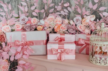 Çizgili kağıda sarılmış ve ipek kurdele ve kalp şeklinde tebrik kartı ile bağlanmış bir kutuda sevgililer günü hediyesi.