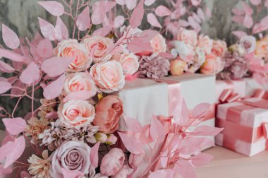 Çizgili kağıda sarılmış ve ipek kurdele ve kalp şeklinde tebrik kartı ile bağlanmış bir kutuda sevgililer günü hediyesi.