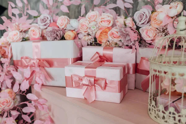 Çizgili kağıda sarılmış ve ipek kurdele ve kalp şeklinde tebrik kartı ile bağlanmış bir kutuda sevgililer günü hediyesi.