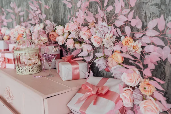 Çizgili kağıda sarılmış ve ipek kurdele ve kalp şeklinde tebrik kartı ile bağlanmış bir kutuda sevgililer günü hediyesi.