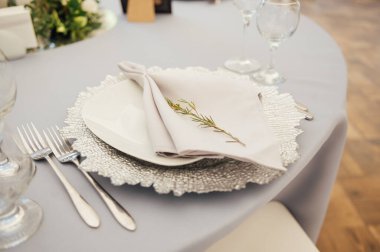 Mumlar, tabaklar ve gözlüklerle dolu çok güzel bir şenlik masası. Güzel oda dekoru..