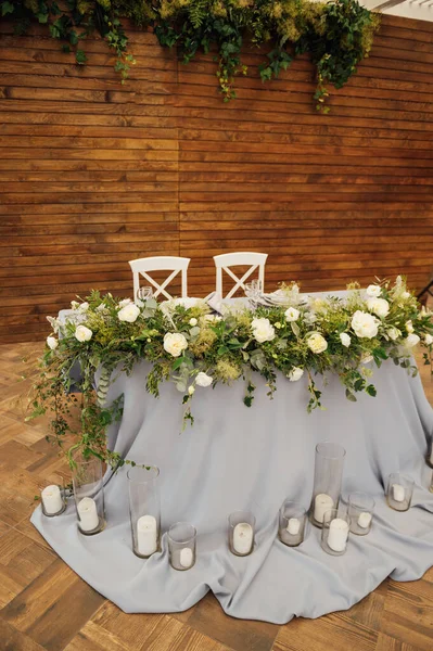 新婚者の結婚式の保険料は パーティーでの結婚式の日に 新鮮な花と木製の背景で飾られたテーブル — ストック写真
