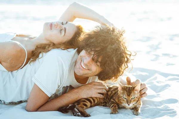Alegre Jovem Casal Divertindo Praia Com Seu Gato Bengala — Fotografia de Stock