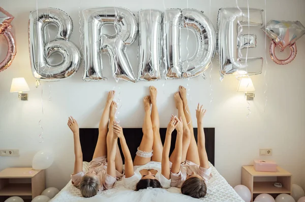 Bella Sposa Fidanzate Sexy Divertono Mattina Del Giorno Del Matrimonio — Foto Stock