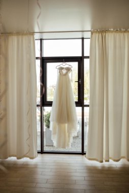 Pencereden sarkan güzel ve narin bir elbise.