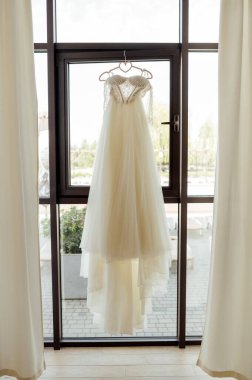 Pencereden sarkan güzel ve narin bir elbise.