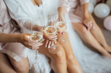 Güzel gelin ve seksi kız arkadaşlar düğün sabahı eğlenin..