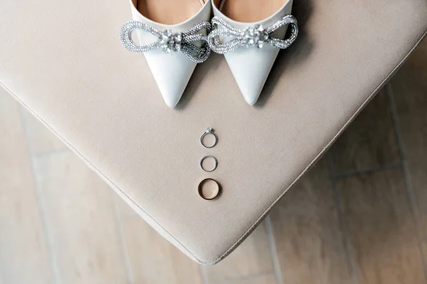 Esküvői Menyasszony Cipő Arany Gyűrűkkel Széken — Stock Fotó