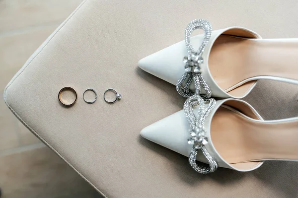 Esküvői Menyasszony Cipő Arany Gyűrűkkel Széken — Stock Fotó