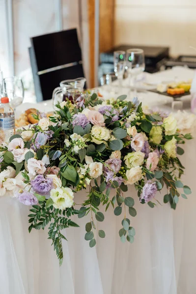 豪华餐厅桌子上的一个漂亮的花瓶 婚礼装饰 — 图库照片