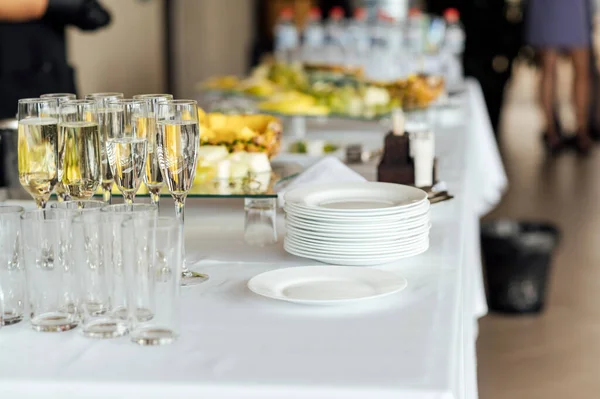 豪華なレストラン 豪華なインテリア 白いテーブル ゲストのための料理やグラスを提供しています ストック写真