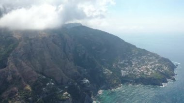 İtalya 'nın Positano kenti yakınlarındaki Amalfi Sahili' nin Akdeniz 'in üzerindeki havadan çekilmiş görüntüleri (4K))