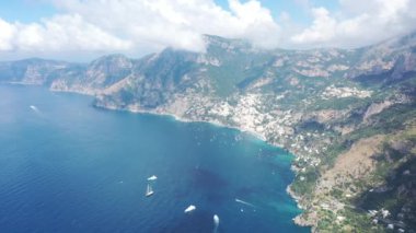 İtalya 'nın Positano kentinin havadan görüntüsü, Akdeniz' in üzerinden Amalfi Sahili 'nde (4K)