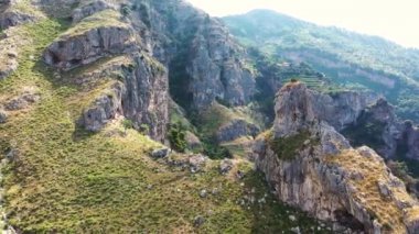 Amalfi kıyısındaki dağların ve uçurumların insansız hava aracı bakış açısından 