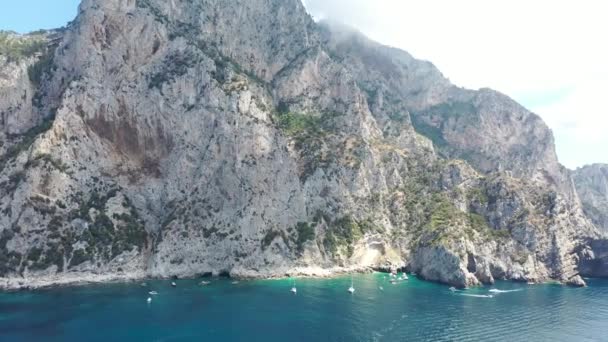 Letecký Pohled Pobřežní Útesy Podél Capri Itálie Faraglioni Orientační Bod — Stock video