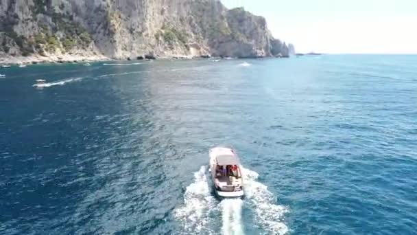 Vista Aérea Barco Moderno Que Viaja Longo Costa Capri Itália — Vídeo de Stock
