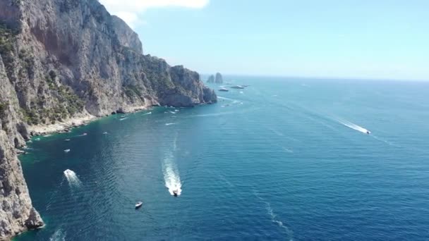 Letecký Pohled Pobřeží Capri Itálie Výše Středozemního Moře Faraglioni Dálce — Stock video