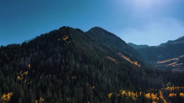 Luchtfoto Drone Beelden Van Bergkammen Met Oranje Groene Herfstbomen Een — Stockvideo