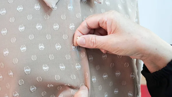 Woman Sewing Shirt Mannequin — Stockfoto