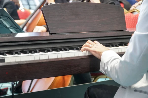Muž Hrající Klavír Udělal Své Publikum Šťastným — Stock fotografie