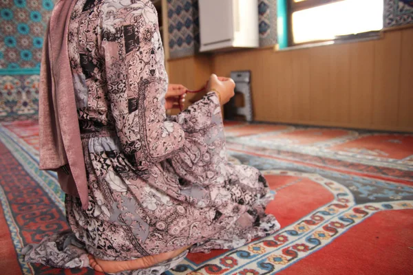 女性はモスクで祈っています — ストック写真