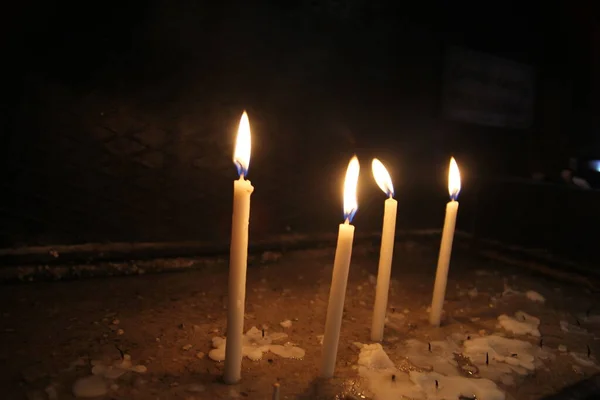 在教堂里点燃祈祷的蜡烛 — 图库照片