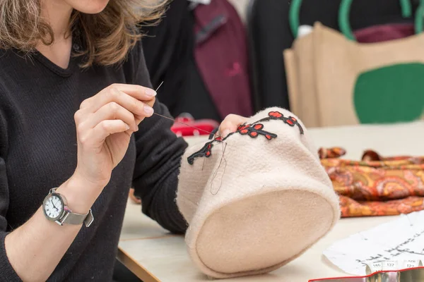 Frau Näht Kleidung Für Sich Selbst — Stockfoto