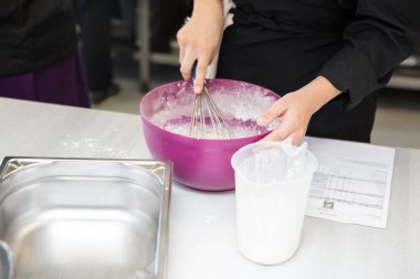 Baker un kullanarak hamur işi yapıyor.