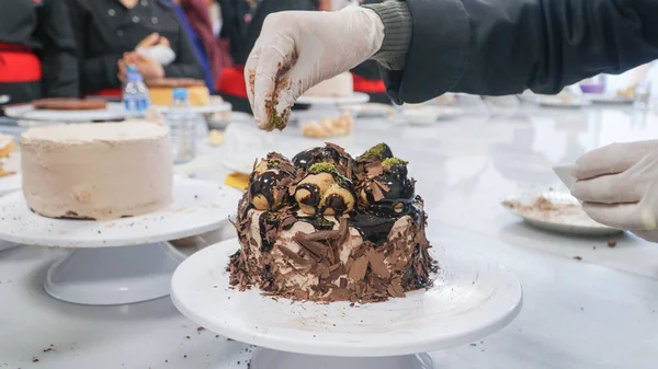 master decorating the chocolate cake