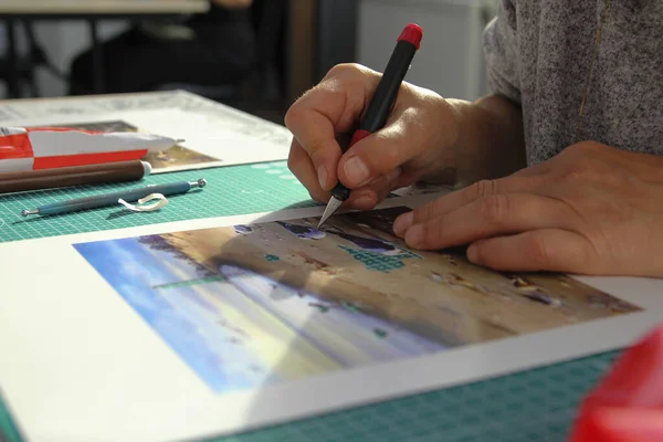 Woman Painting Paper — Stock Photo, Image