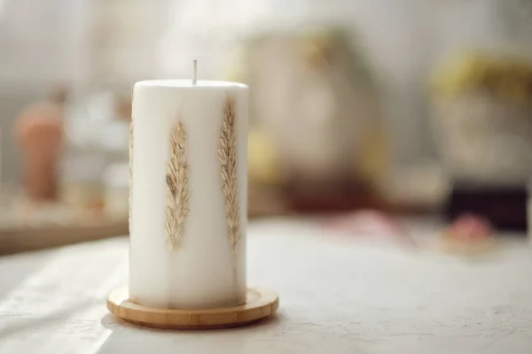 Enciende velas. Salud mental, autocuidado, Sin estrés, hábito saludable, estilo de vida consciente, concepto de alivio de la ansiedad. — Foto de Stock