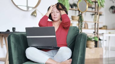 Mutsuz, hayal kırıklığına uğramış bir kadın öfkeyle çığlık atıyor. Stresli iş kadını ya da serbest çalışan zor problemi çözen, yorgun hisseden.