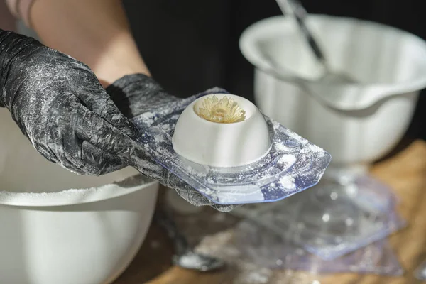 Handgemaakte badbommen proces. Voorbereiding van badbommen. Ingrediënten en bloemdecoratie op een houten vintage tafel. — Stockfoto