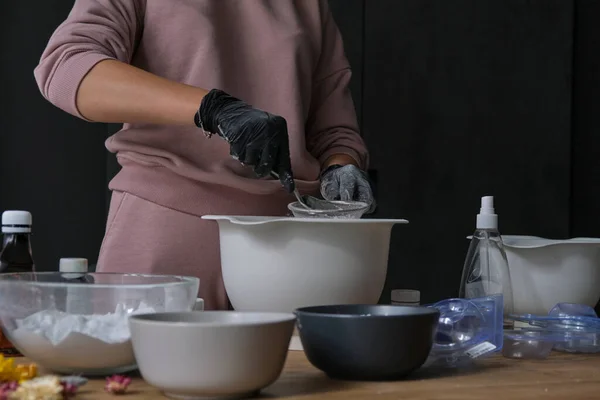 Processo de bombas de banho artesanais. Preparação de bombas de banho. Ingredientes e decoração floral em uma mesa vintage de madeira. — Fotografia de Stock