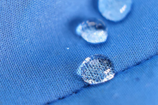 Водонепроникний текстиль блокує воду, щоб залишатися сухою. водяний бісер на тканині . — стокове фото