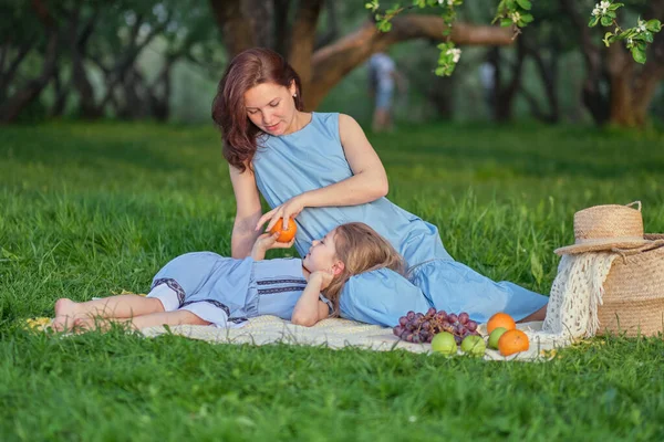 Mutter und Kind haben Spaß im Park. Mutter und kleine Tochter spielen zusammen in einem Park. Glückliches Familienkonzept. — Stockfoto