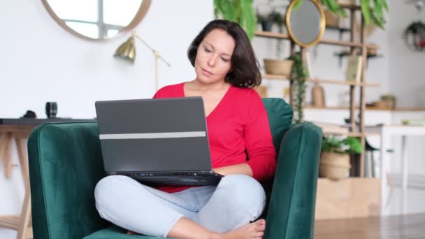 Unhappy frustrated female screams in anger. Stressed businesswoman or freelancer solving difficult problem, feeling tired. — Stock Video