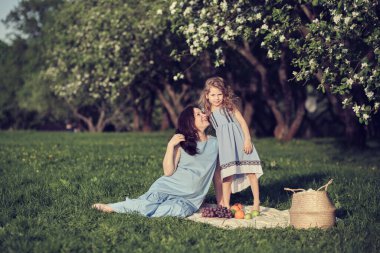 Anne ve çocuk parkta eğleniyorlar. Anne ve küçük kızı parkta birlikte oynuyorlar. Mutlu aile kavramı.