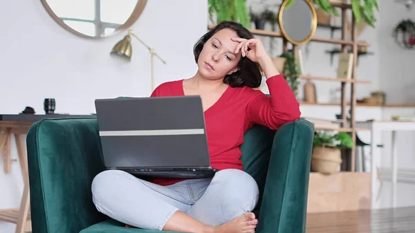 Boldogtalan, frusztrált nő üvölt dühében. Stresszes üzletasszony vagy szabadúszó nehéz probléma megoldása, fáradtság. — Stock Fotó