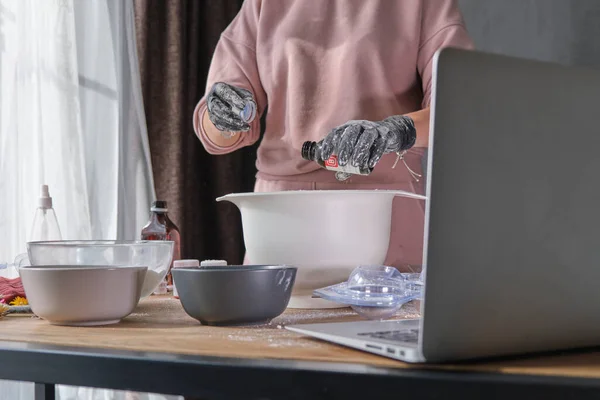 Vrouw is het nemen van een online les of kijken naar een video over het maken van bad bommen. Online training, online lessen. master creëert handgemaakte cosmetica — Stockfoto