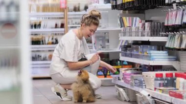 09.05.2021 - Moskova, Rusya - bir sanat mağazasındaki kadın sanatçı ürünleri seçiyor. Modern kadın süpermarketten alışveriş yapıyor..