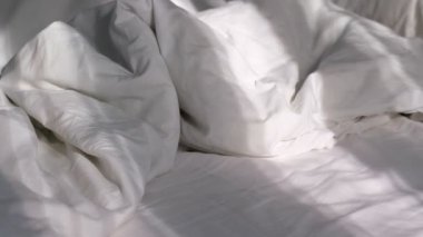 Güneş ışınları pencerenin perdelerinden geçer. Rüzgardan hareket eden perdelerin yansıması.