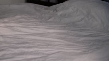Güneş ışınları pencerenin perdelerinden geçer. Rüzgardan hareket eden perdelerin yansıması.