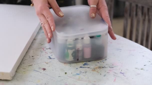 Kadın eli boya kutusu paletini yakından çekiyor. Sanatçı işyeri. Düzenli bir ev sanat stüdyosu.. — Stok video