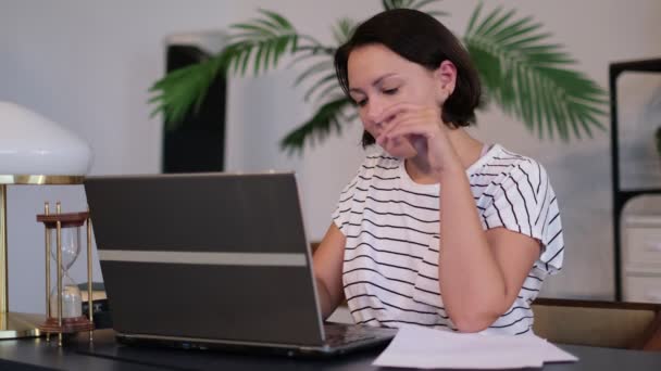 Mujer de negocios frustrada trabaja en la computadora desde casa. mujer emprendedora molesta estresada escribiendo en el portátil leyendo malas noticias en las redes sociales. — Vídeos de Stock