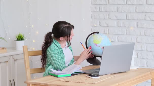 Mulher de negócios retrato segurando um globo. mulher trabalha como professora em uma escola online. Conceito de educação internacional à distância. — Vídeo de Stock